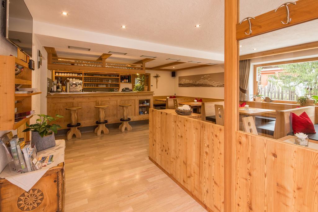 Garni Irsara Hotel San Cassiano  Bagian luar foto
